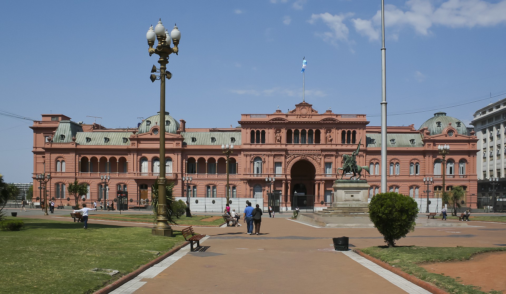 Casa Rosada y Plaza de Mayo en Buenos Aires con la Pirámide central
