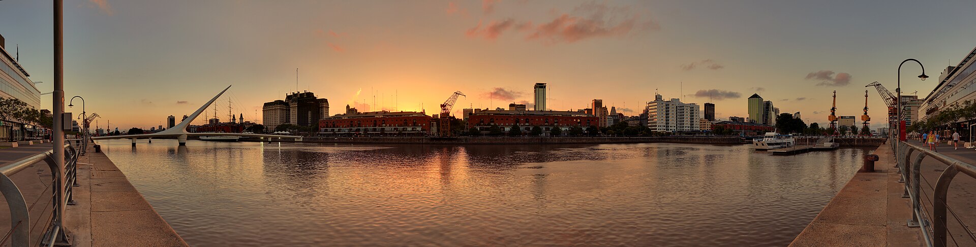 Puente de la Mujer en Puerto Madero al atardecer