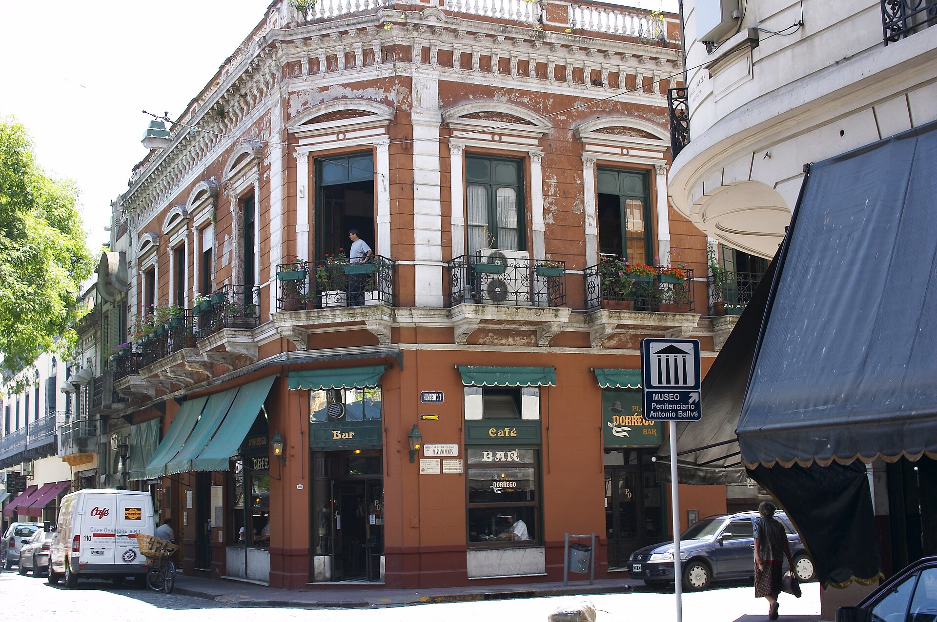 Feria de Defensa los domingos en Plaza Dorrego, San Telmo, con bailarines de tango