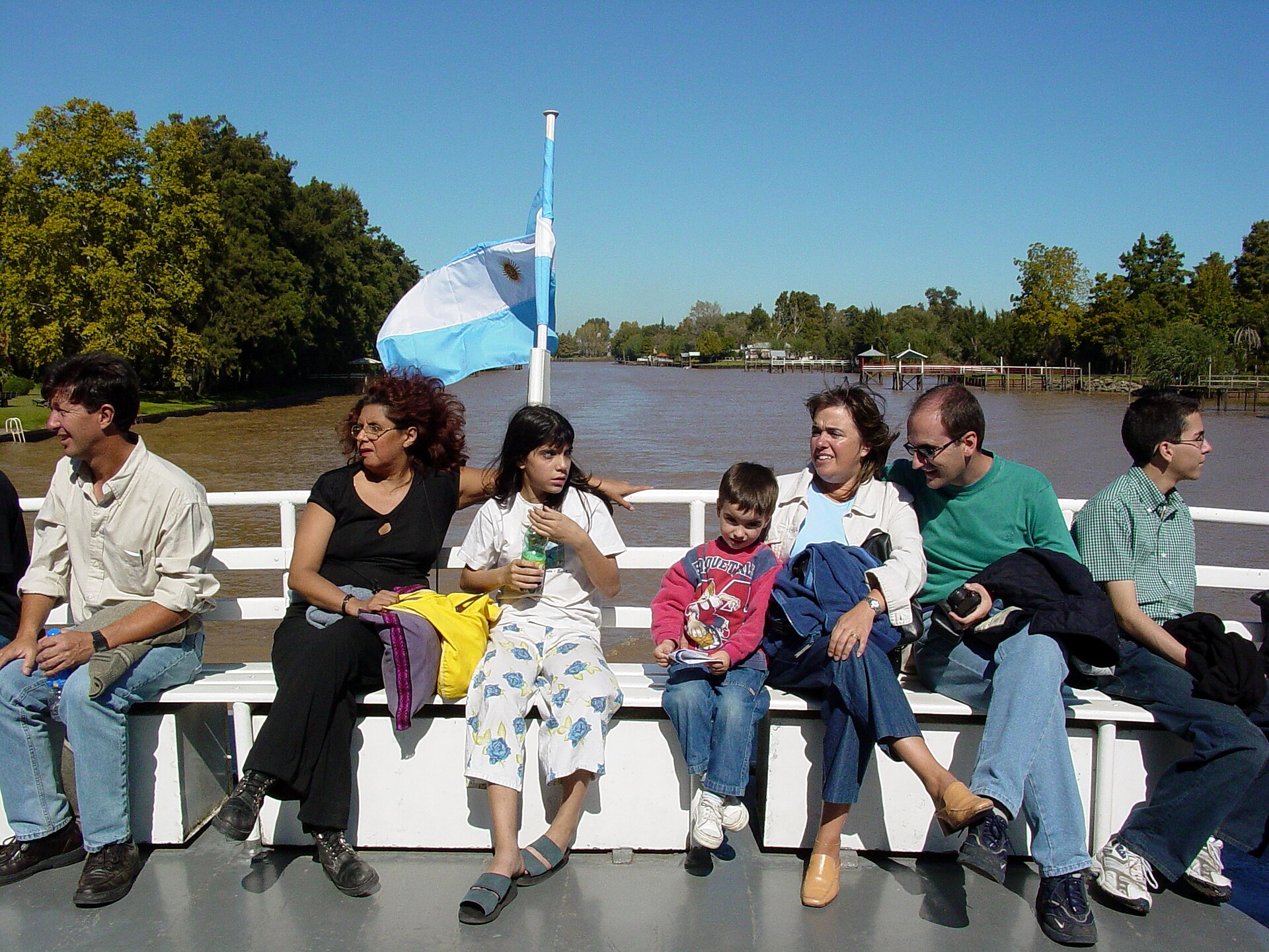 Lancha colectiva navegando entre islas del Delta del Paraná en Tigre