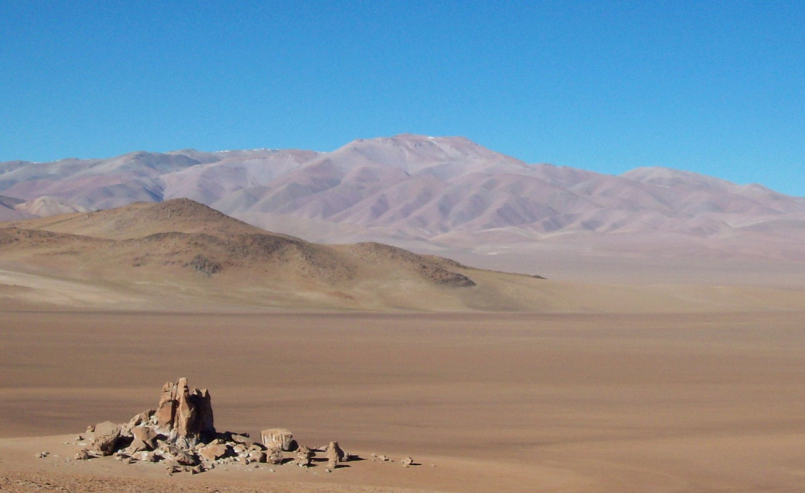 Géiseres y cráter del Volcán Galán, Catamarca