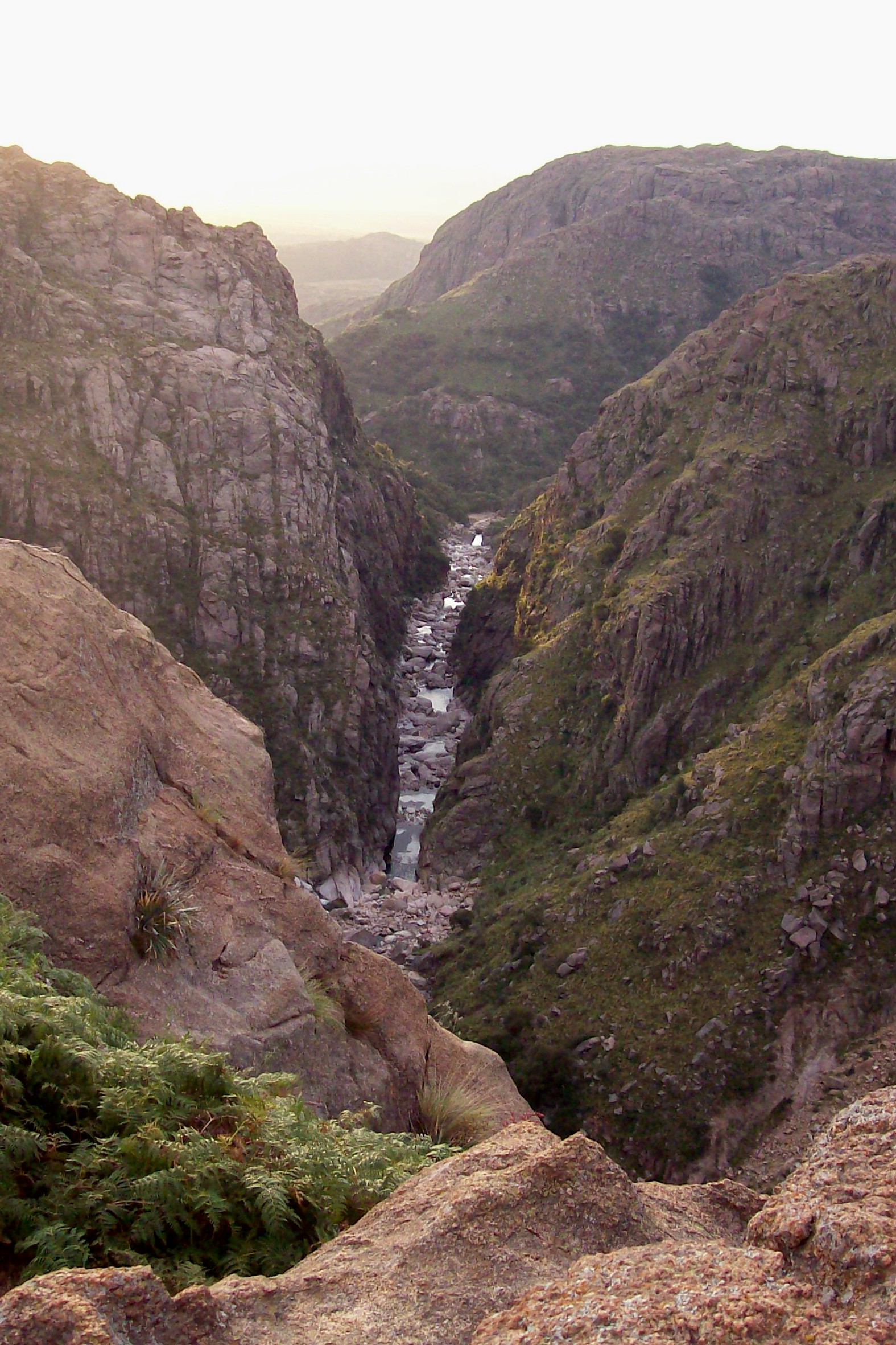 Río de Mina Clavero con piedras y aguas cristalinas, Traslasierra