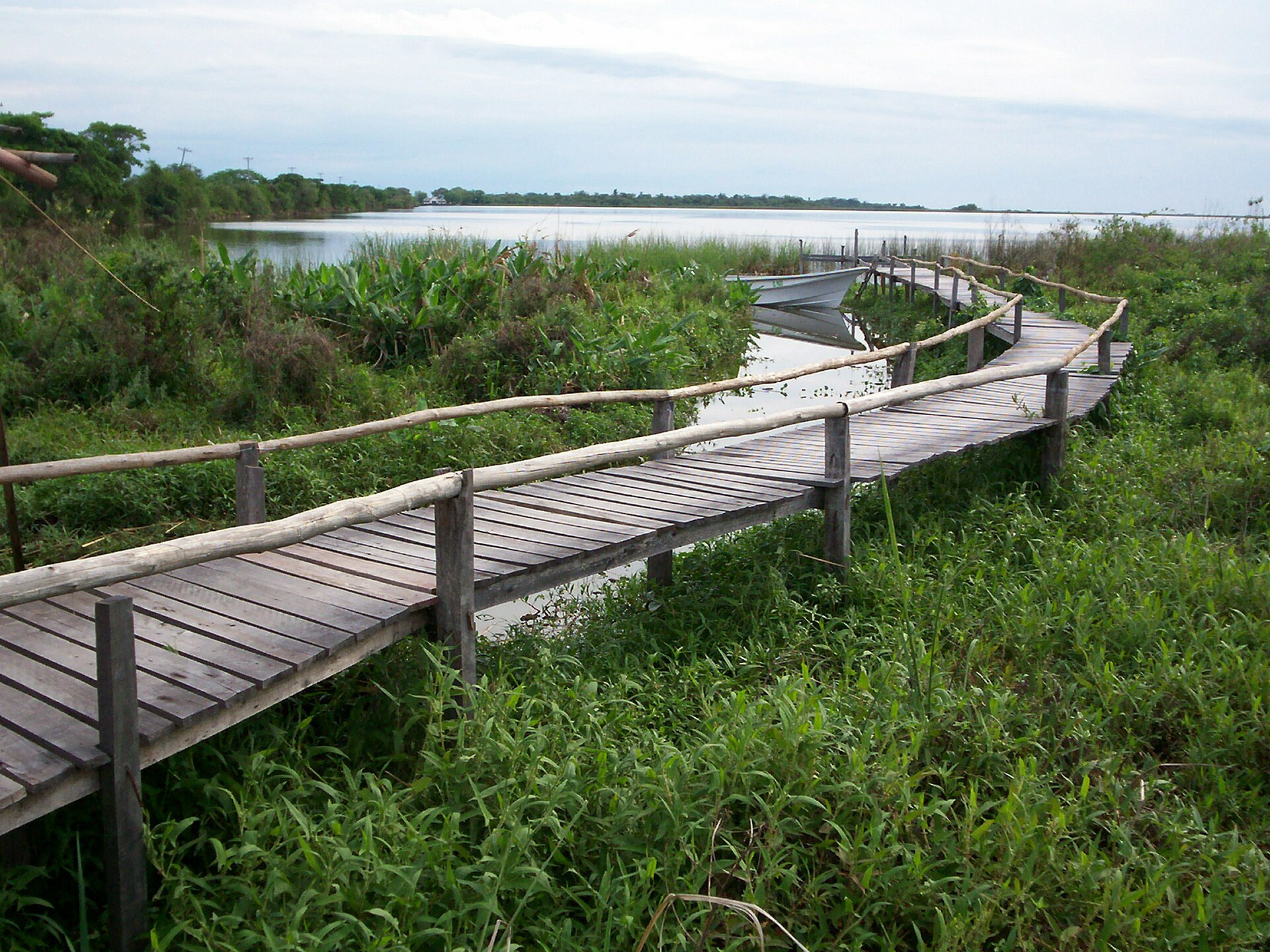 Muelle y lancha en la laguna Iberá, Colonia Carlos Pellegrini