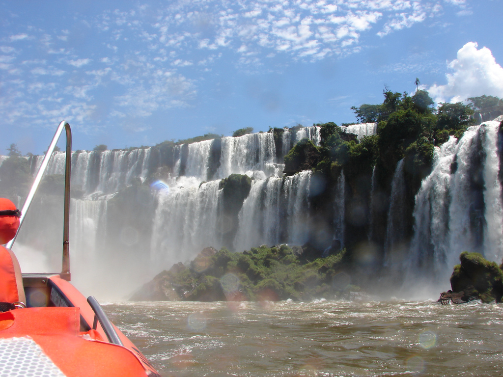 Gomón motorizado bajo los saltos en el Gran Aventura, Iguazú