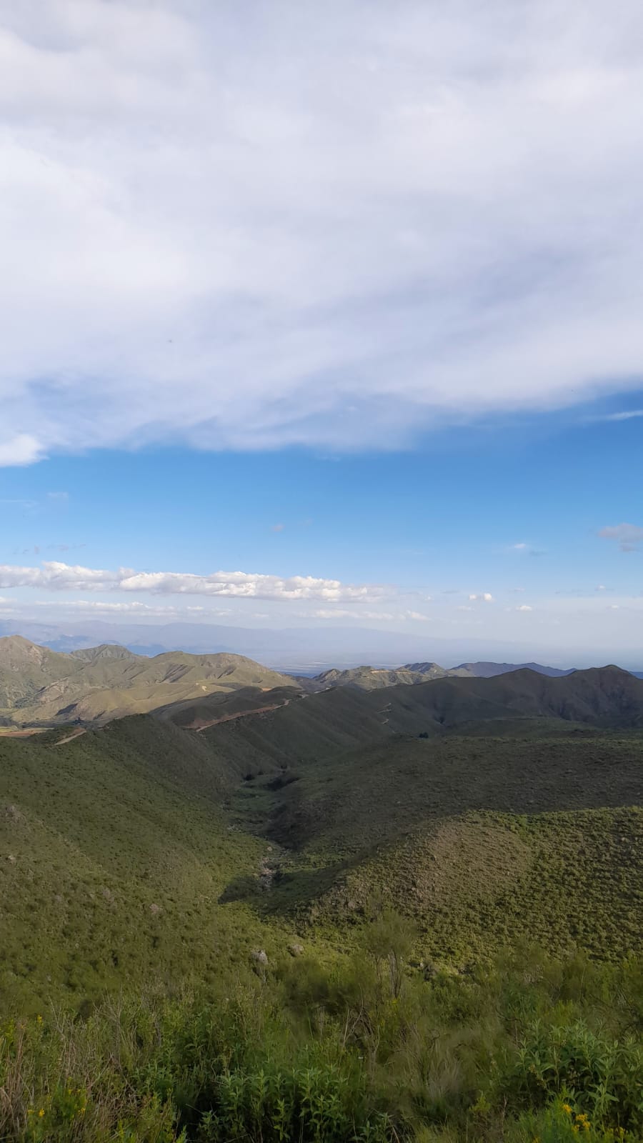 Montañas y paisaje urbano de Chilecito, La Rioja, Argentina
