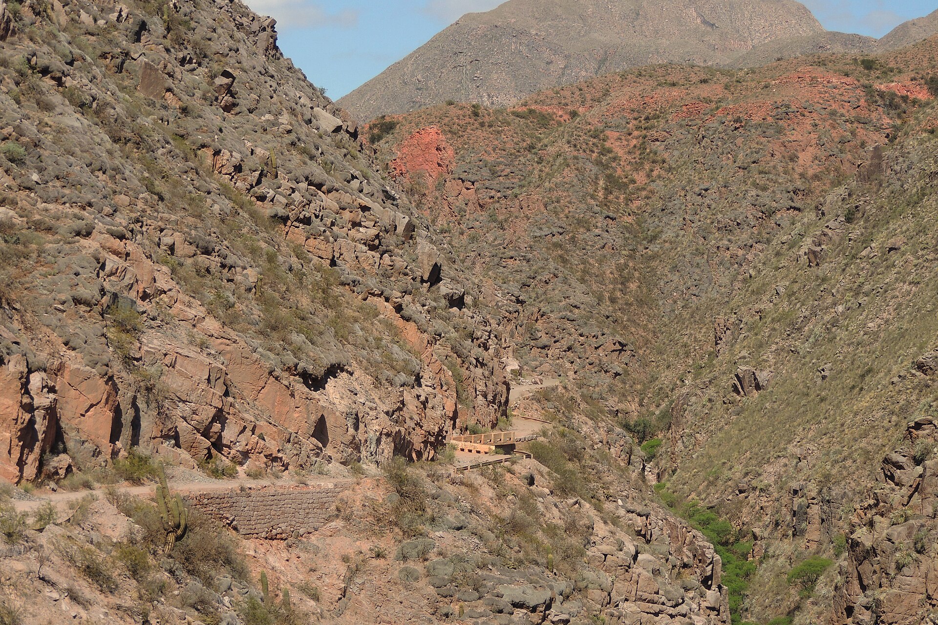 Cuesta de Miranda en la Ruta 40, paredes rojas de La Rioja