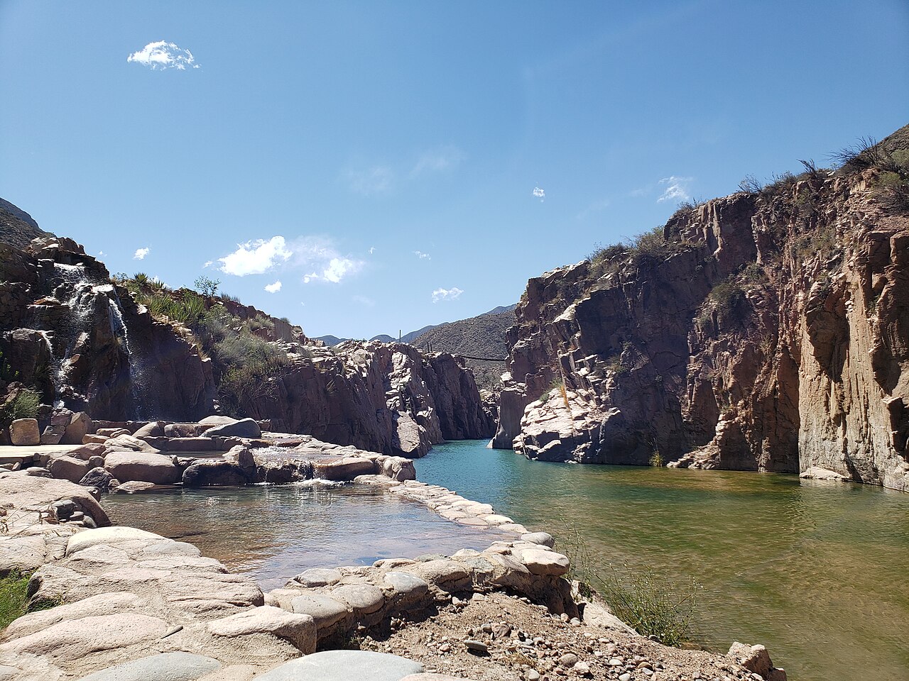 Complejo termal de Cacheuta con piletas naturales junto al río Mendoza
