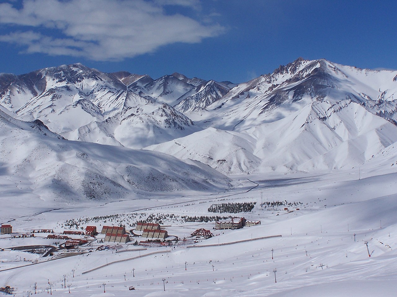 Pistas de esquí de Las Leñas, Mendoza, con la cordillera nevada