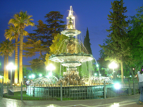Plaza principal de Maipú, Mendoza, con la fuente central