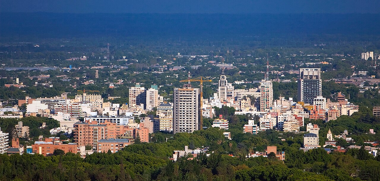 Vista panorámica del centro de Mendoza con la Cordillera al fondo