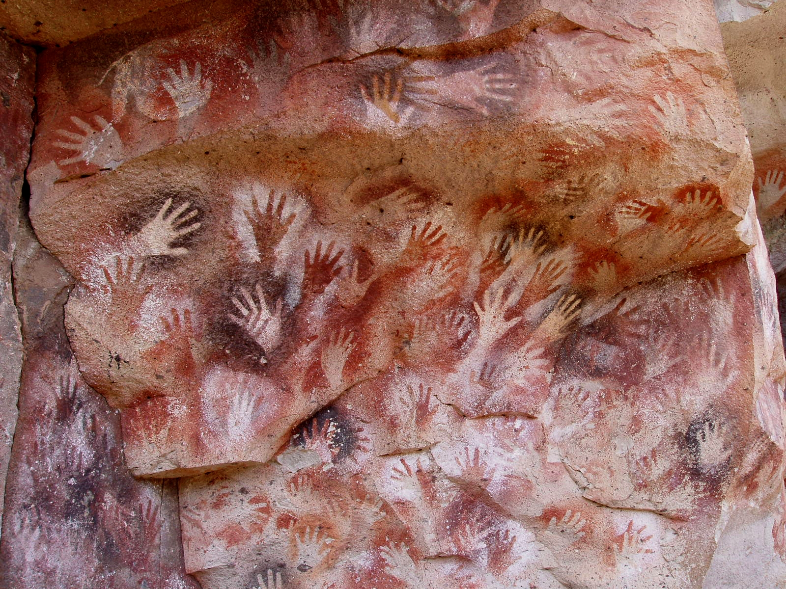 Manos pintadas en negativo de hace 9.300 años en Cueva de las Manos, Santa Cruz