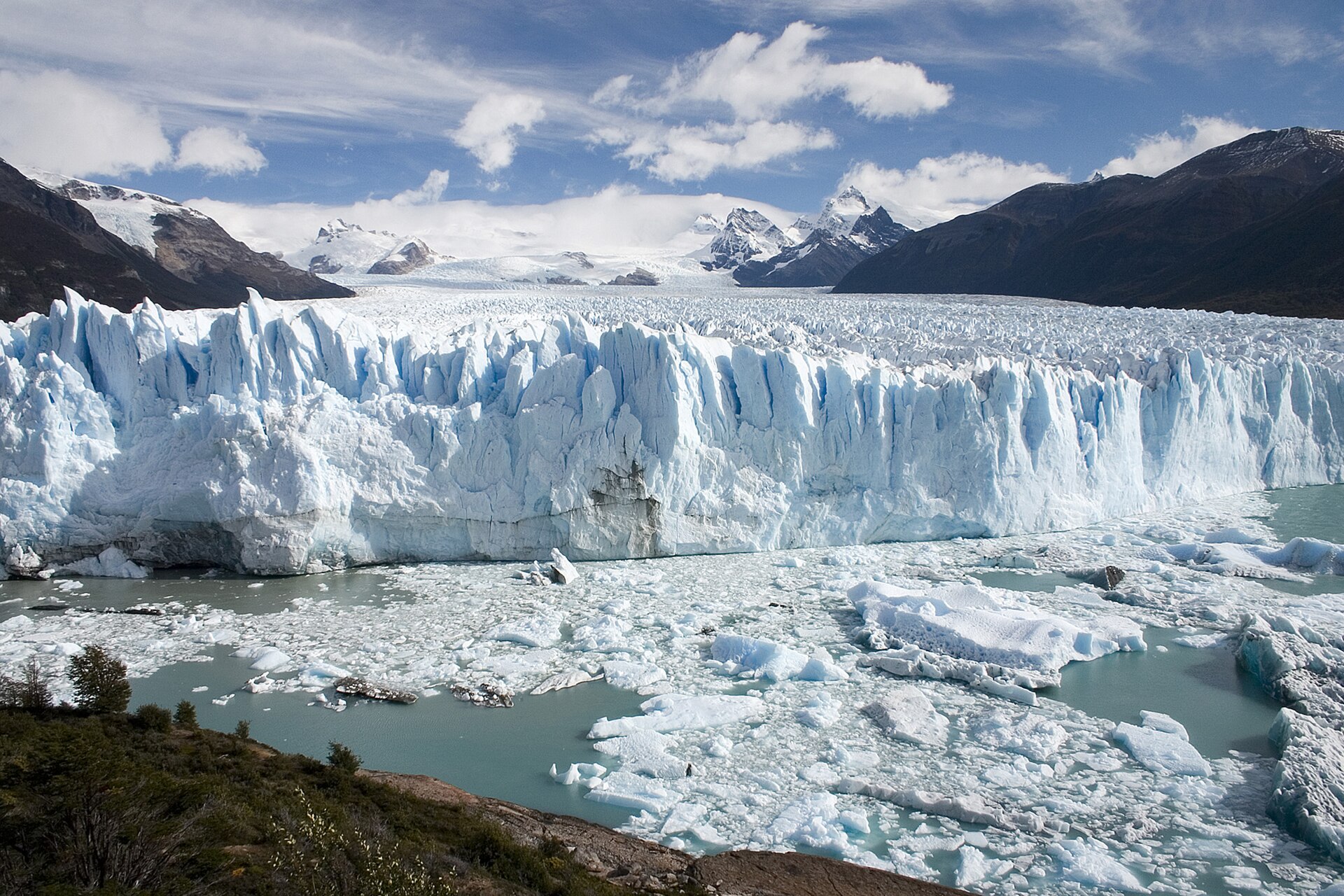 Glaciar Perito Moreno con su frente de hielo azul de 60 metros