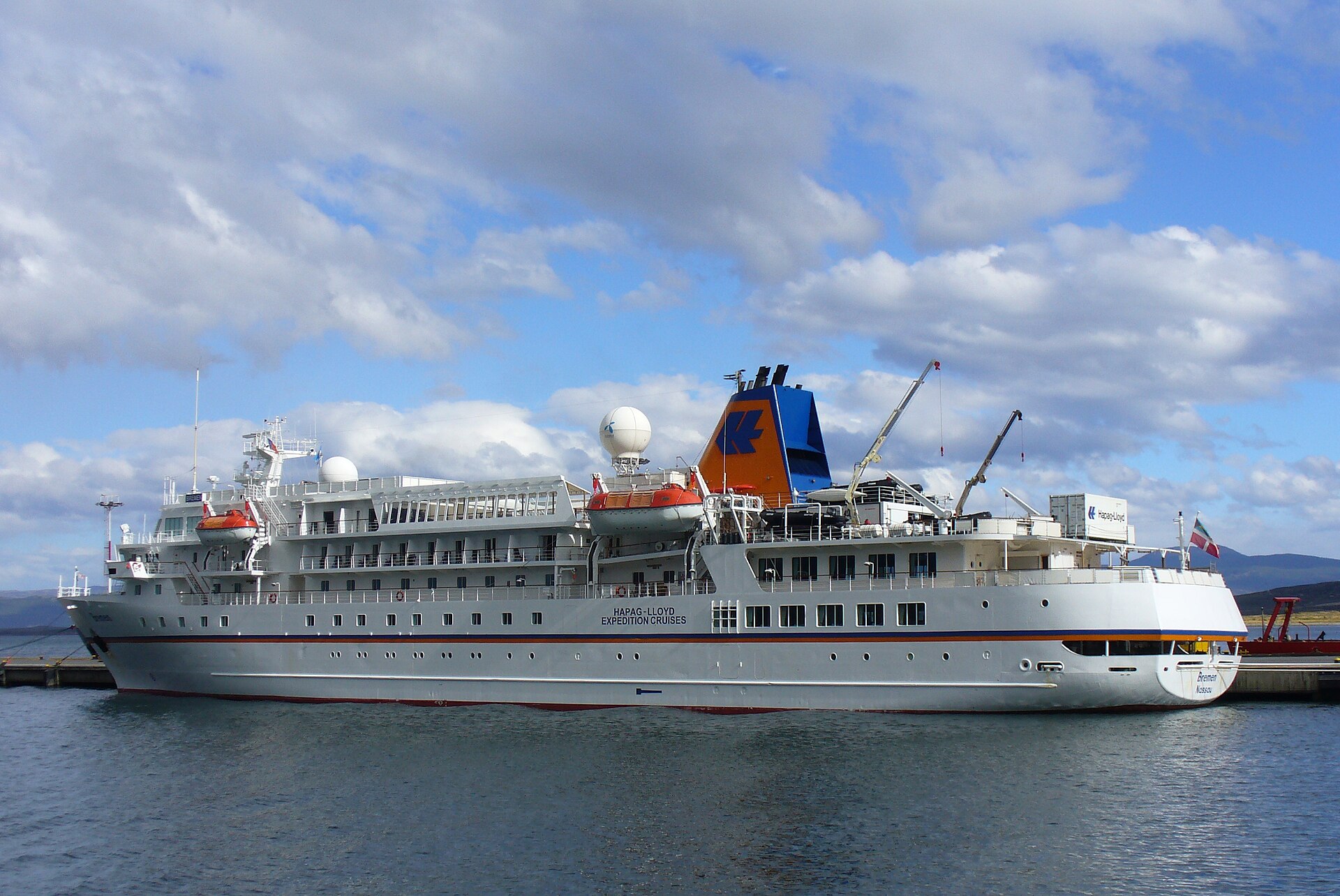 Bahía de Ushuaia con barcos y la cordillera fueguina nevada al fondo