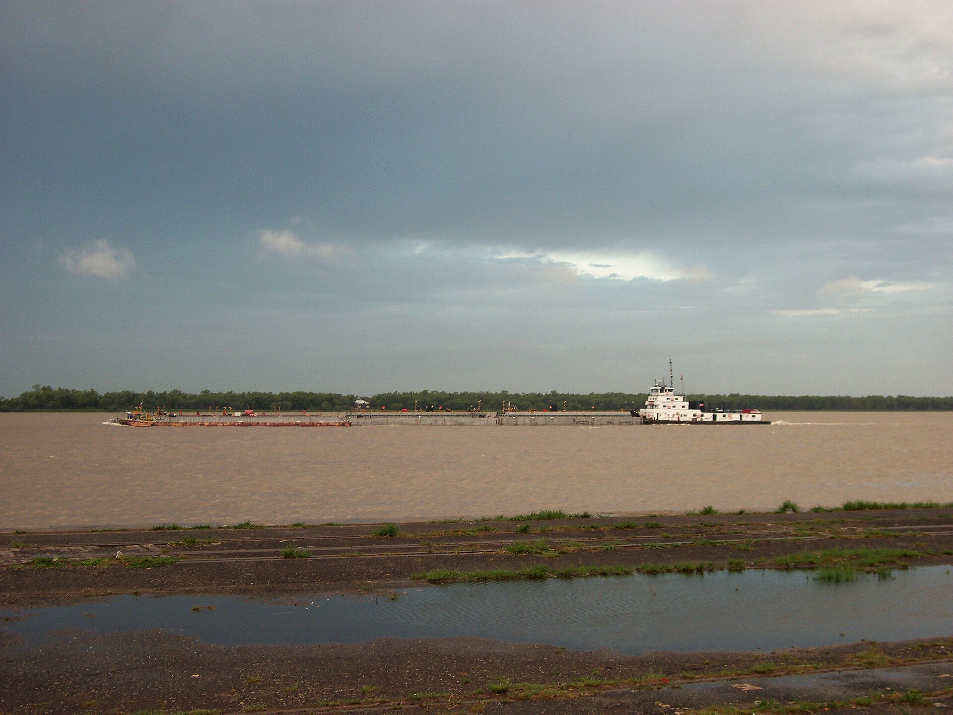 Río Paraná desde Rosario con barcaza fluvial e islas en la orilla opuesta