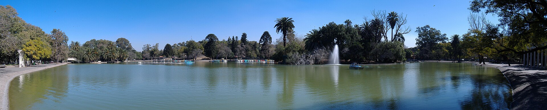 Lago del Parque Independencia, Rosario, con calesita y árboles