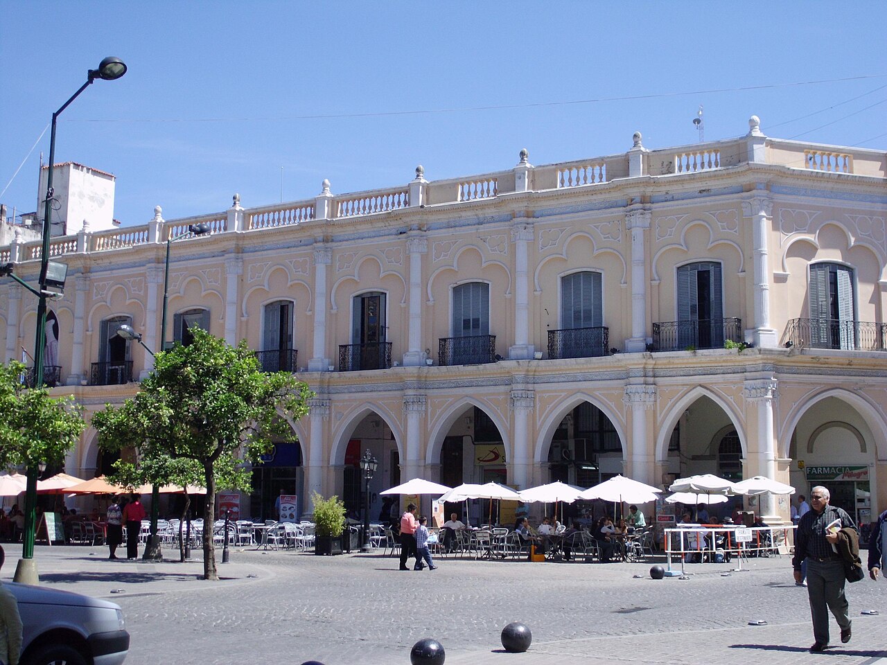 Cabildo histórico de Salta donde se aloja el MAAM, fachada colonial color crema