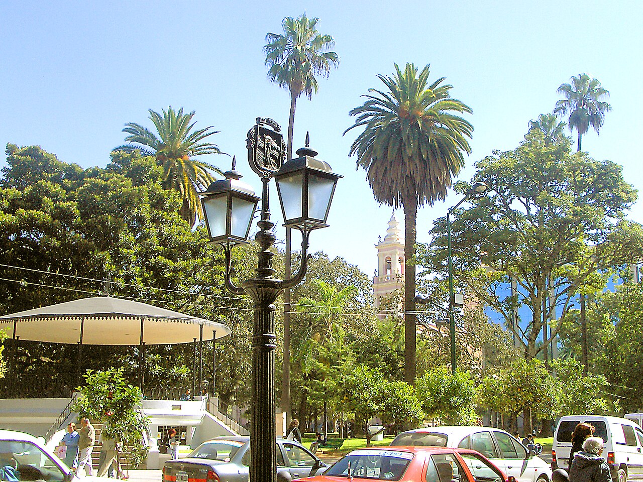 Plaza 9 de Julio en Salta con palmeras y la torre de la Catedral Basílica al fondo