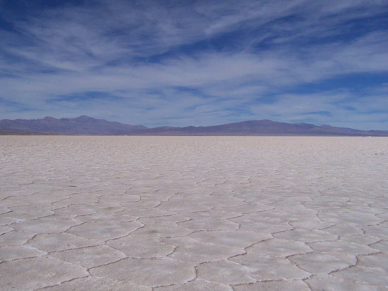 Salinas Grandes con su geometría hexagonal de sal y cielo azul con cirrus