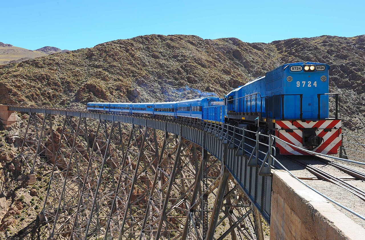 Tren a las Nubes cruzando el Viaducto La Polvorilla a 4.220 m