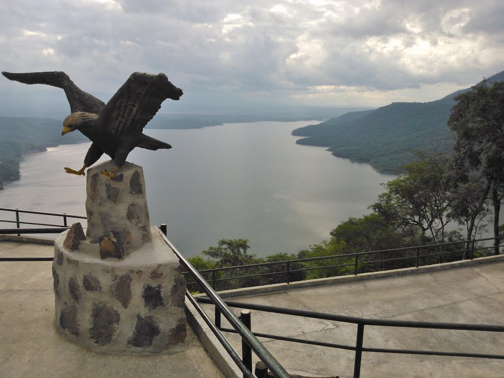 Embalse El Cadillal con yungas tucumanas alrededor