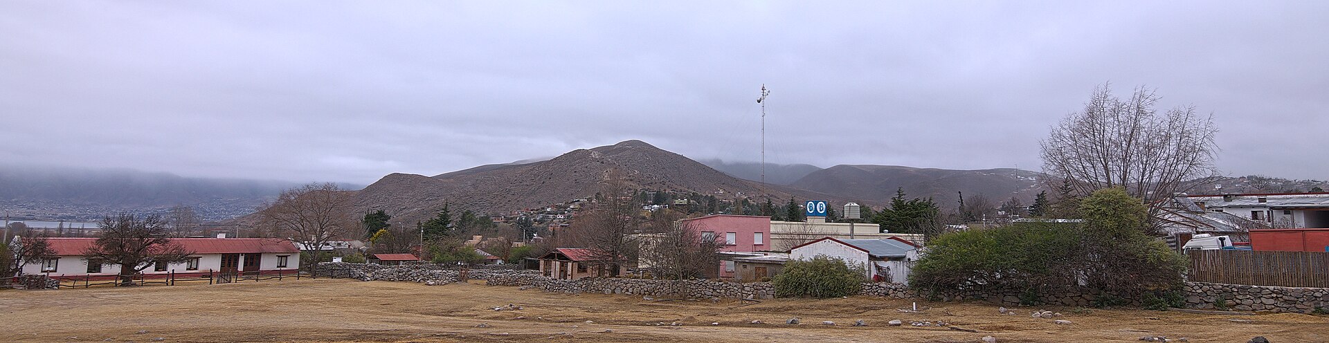 Embalse La Angostura en Tafí del Valle con cerros de fondo
