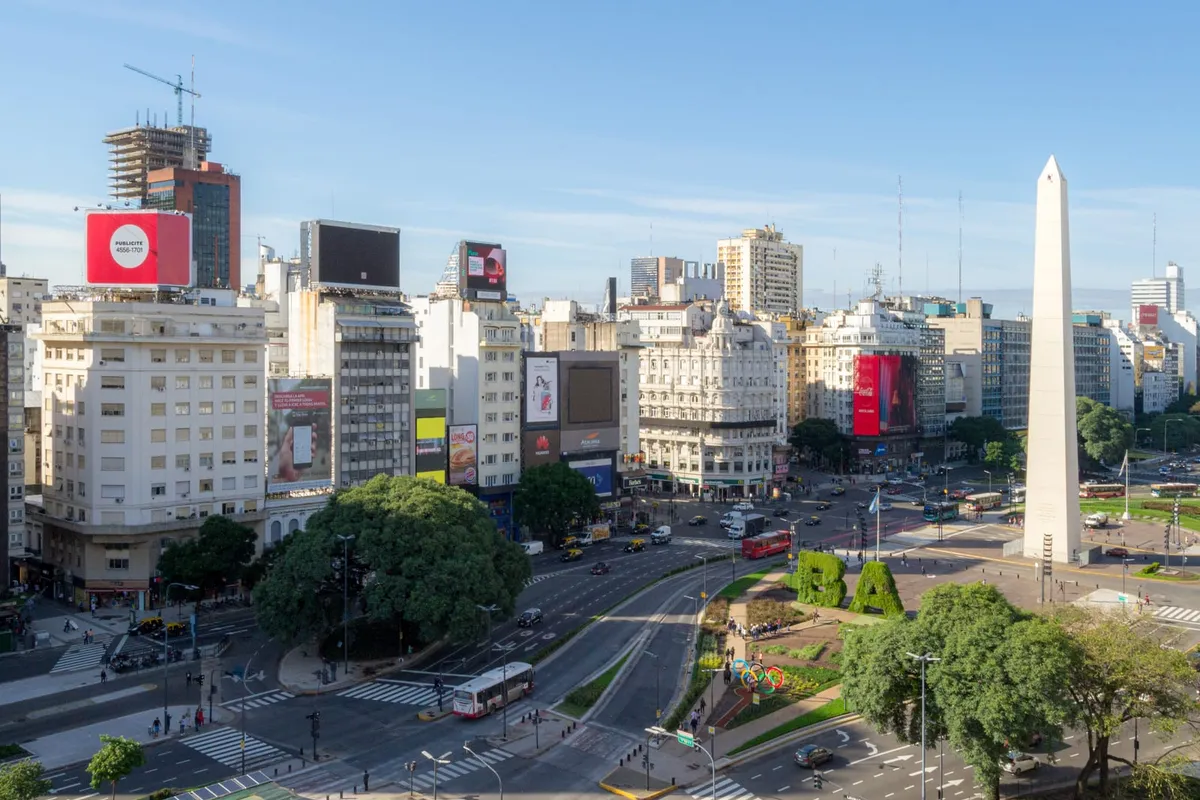 Obelisco de Buenos Aires en la Avenida 9 de Julio