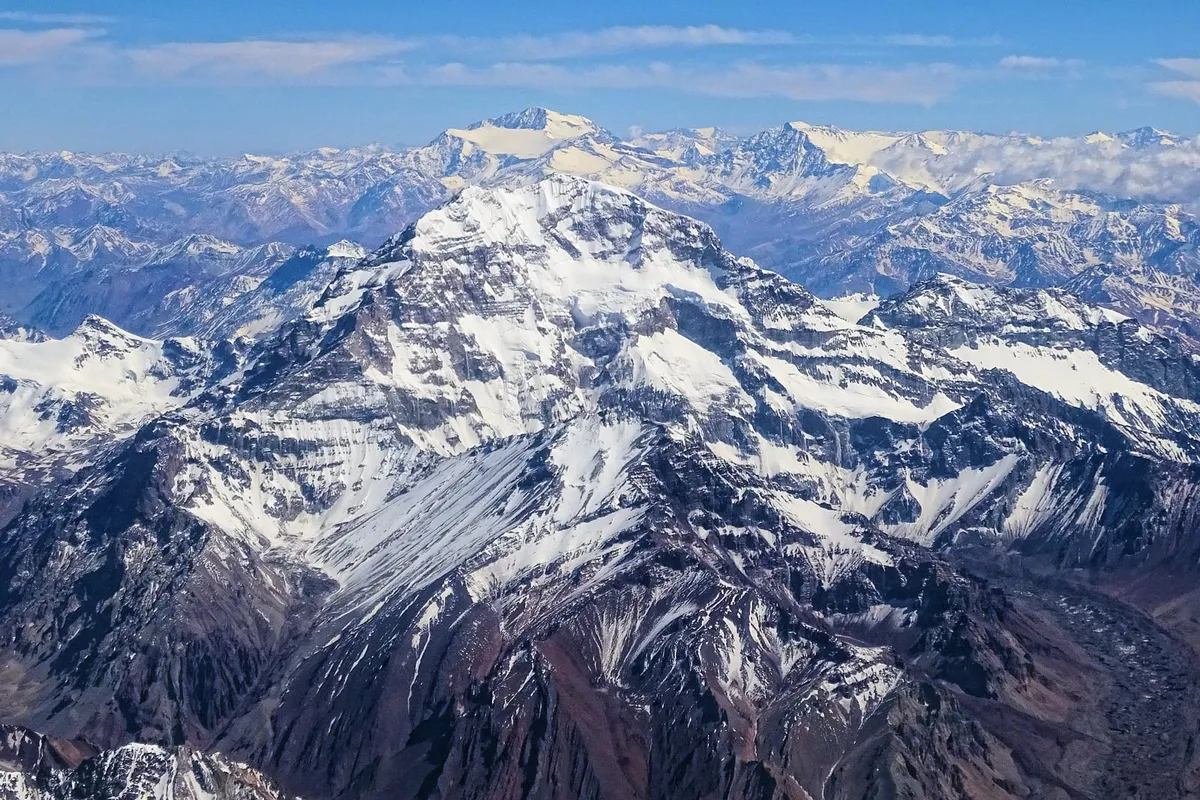 Viñedos de Mendoza con la Cordillera de los Andes